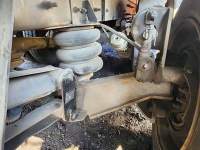 Hendrickson Tag / Pusher Axle for a 2001 Mack RD688S