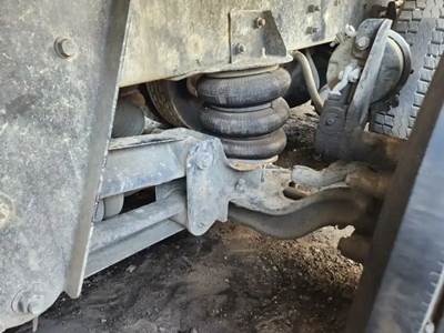 Meritor-Rockwell Tag / Pusher Axle for a 2000 Sterling L9500