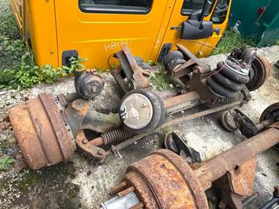 (Used) 1998 Kenworth T800, Tag Axles- Capacity: Other  Hub Bolts: 10, Reference