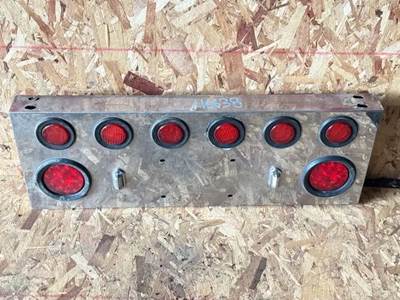 Freightliner FLD132 Classic XL Tail Light for a 2001 Freightliner FLD132 XL CLASSIC