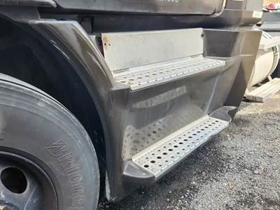 Freightliner Cascadia 113 Left Tank Fairing