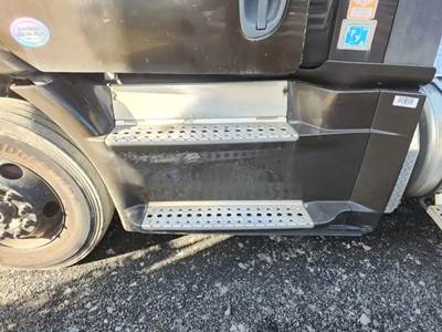 Freightliner Cascadia 113 Left Tank Fairing