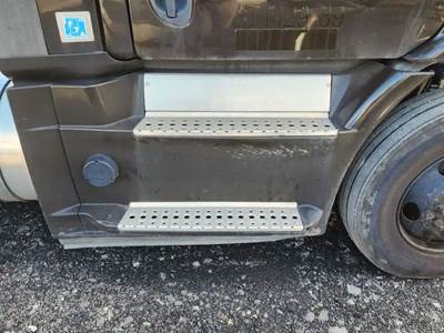 Freightliner Cascadia 113 Right Tank Fairing