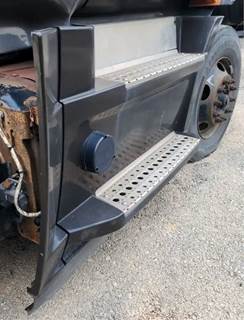 Freightliner Cascadia 116 Right Tank Fairing for a 2020 Freightliner Cascadia 116 Day Cab