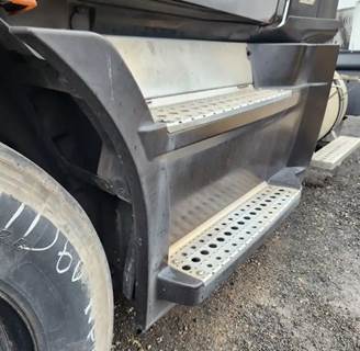 Freightliner Cascadia 116 Left Tank Fairing for a 2019 Freightliner Cascadia 116 Day Cab