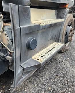 Freightliner Cascadia 116 Right Tank Fairing for a 2019 Freightliner Cascadia 116 Day Cab