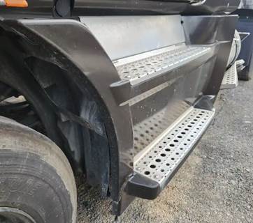 Freightliner Cascadia 116 Left Tank Fairing for a 2020 Freightliner Cascadia 116 Day Cab