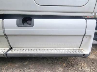 Freightliner Cascadia 125 Left Tank Fairing