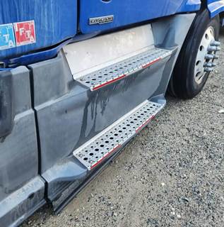 Freightliner Cascadia 125 Right Tank Fairing