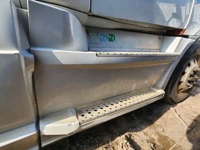 Freightliner Cascadia 126 Right Tank Fairing