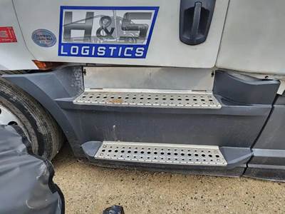 Freightliner Cascadia 126 Left Tank Fairing