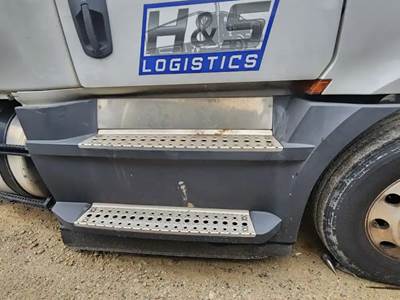 Freightliner Cascadia 126 Right Tank Fairing