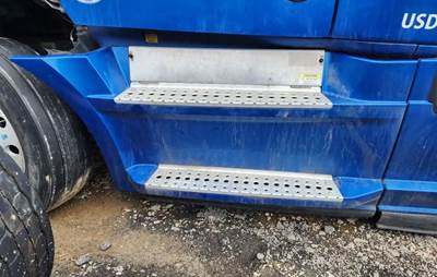 Freightliner Cascadia 126 Left Tank Fairing