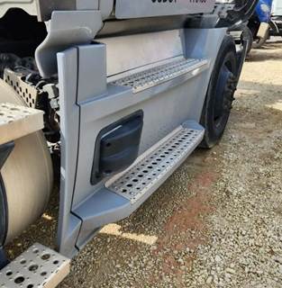 Freightliner Cascadia 126 Right Tank Fairing