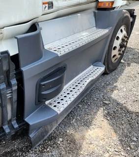 Freightliner Cascadia 126 Right Tank Fairing