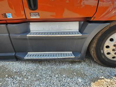 Freightliner Cascadia 126 Right Tank Fairing