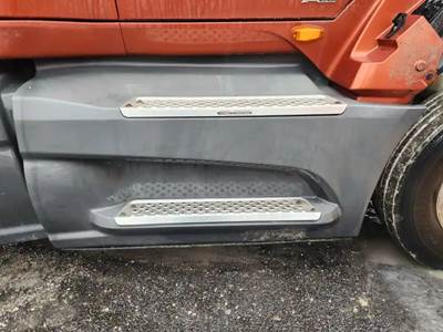 International LT625 Right Tank Fairing