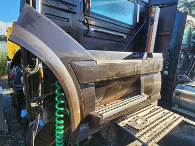 Volvo VNL Left Tank Fairing