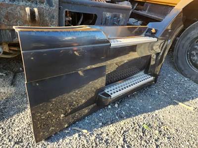 Volvo VNL Right Tank Fairing