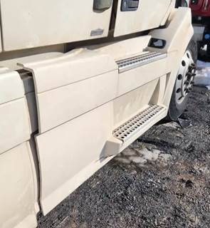 Volvo VNL Right Tank Fairing