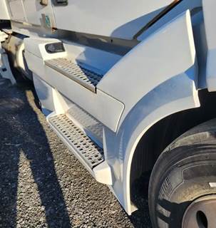 Volvo VNL Right Tank Fairing