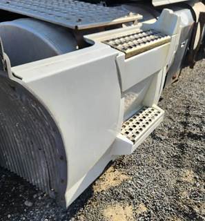 Volvo VNL Right Tank Fairing