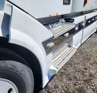 Volvo VNL Left Tank Fairing