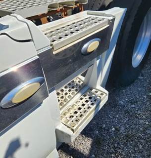 Volvo VNL Left Tank Fairing