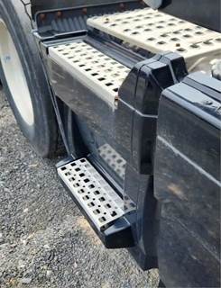 Volvo VNL Right Tank Fairing