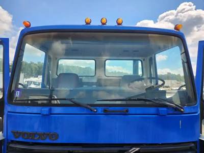 Volvo FE Windshield Glass