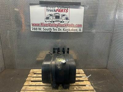 International F4900 Left Fuel Tank for a 1998 International F-4900