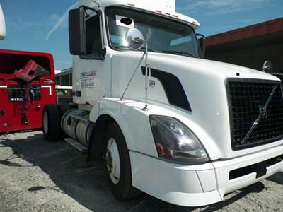 Volvo VNL Salvage Truck
