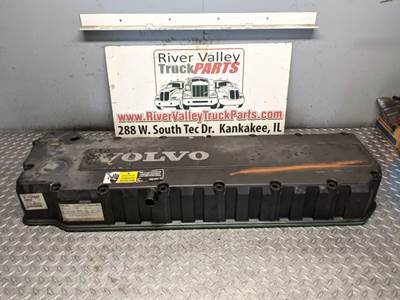Volvo VED12 Valve Cover for a 2006 Volvo VNM