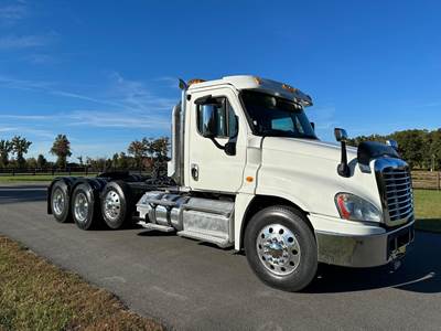 Freightliner Cascadia 125 Day Cab Truck - Detroit 530HP, 13 Speed Manual