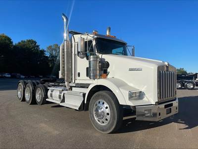 Kenworth T800 Tri Axle Day Cab Truck - Cummins 565HP, 18 Speed Manual