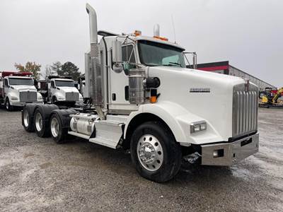 Kenworth T800 Tri Axle Day Cab Truck - Cummins 550HP, 18 Speed Manual