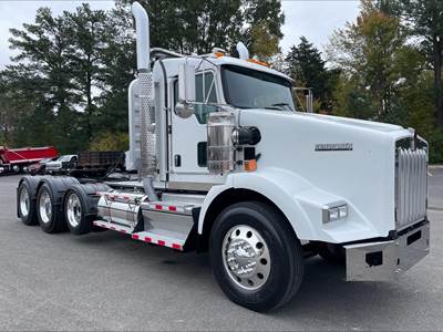 Kenworth T800 Tri Axle Day Cab Truck - Cummins 565HP, 18 Speed Manual