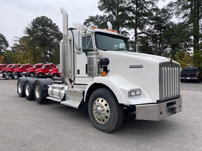 Kenworth T800 Tri Axle Day Cab Truck - Cummins 550HP, 18 Speed Manual