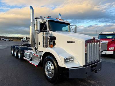 Kenworth T800 Tri Axle Day Cab Truck - Cummins 550HP, 18 Speed Manual
