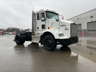 Kenworth T800 Single Axle Day Cab Truck - Paccar 380HP, 10 Speed Manual