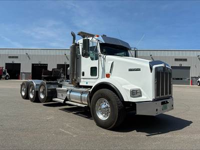 Kenworth T800 Tri Axle Day Cab Truck - Cummins 500HP, 18 Speed Manual
