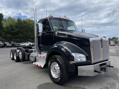 Kenworth T880 Tri Axle Day Cab Truck - Paccar 510HP, 18 Speed Manual