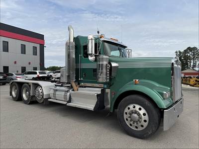 Kenworth W900 Tri Axle Day Cab Truck - Cummins 600HP, 18 Speed Manual