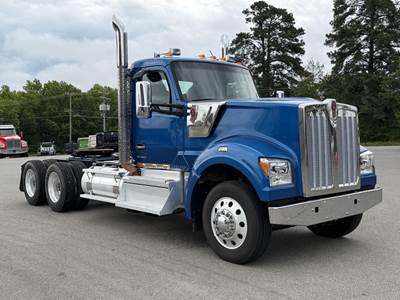 Kenworth W990 Day Cab Truck - Cummins 500HP, 10 Speed Manual