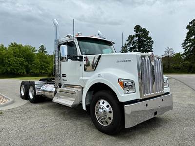 Kenworth W990 Day Cab Truck - Paccar 510HP, 18 Speed Manual