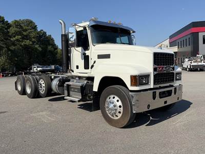Mack PINNACLE 84T Tri Axle Day Cab Truck - MP8-505C 505HP, 13 Speed M Drive Automatic