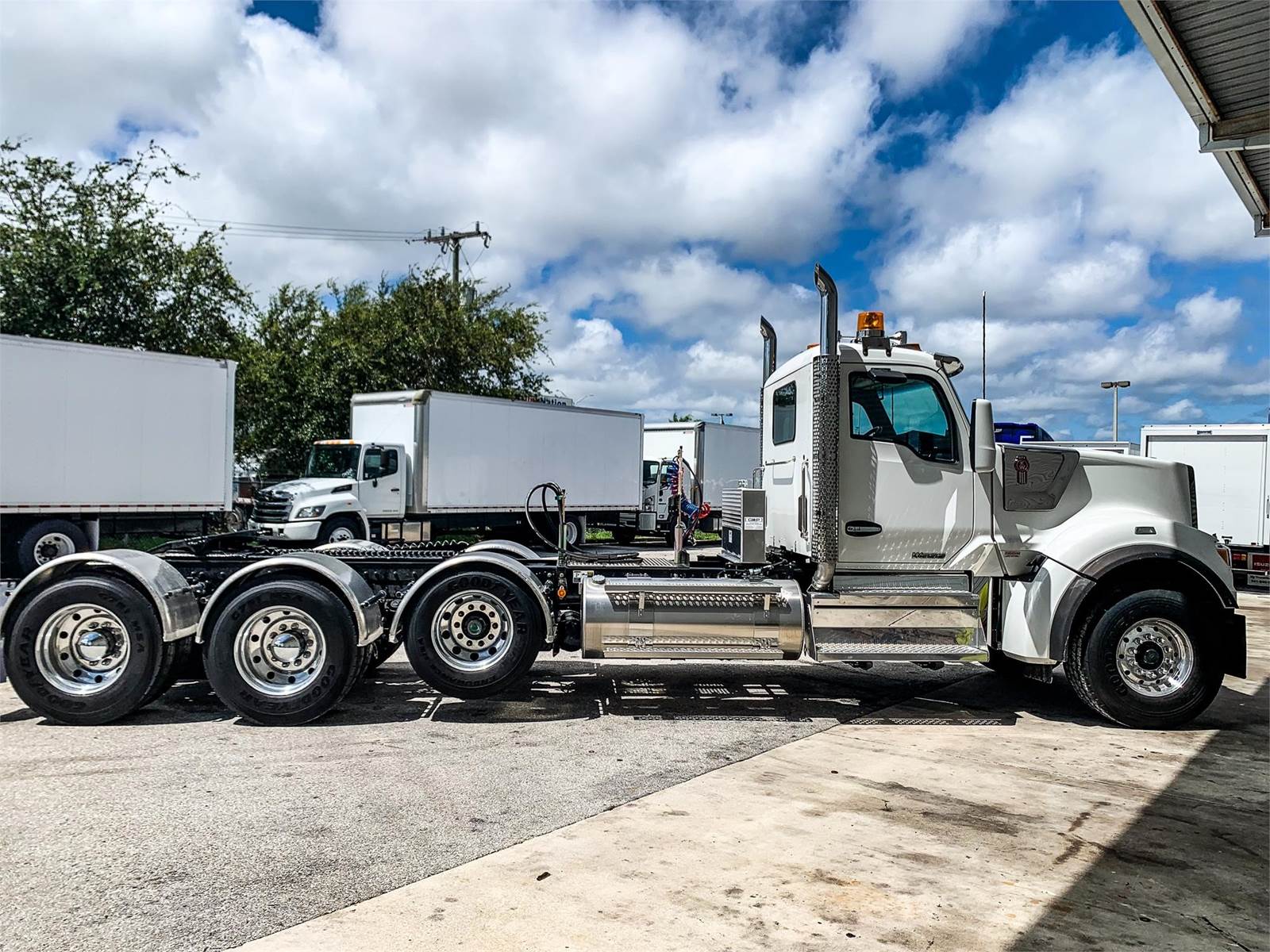 2024 Kenworth W990 Tri Axle Day Cab Truck Cummins 565HP, 18 Speed