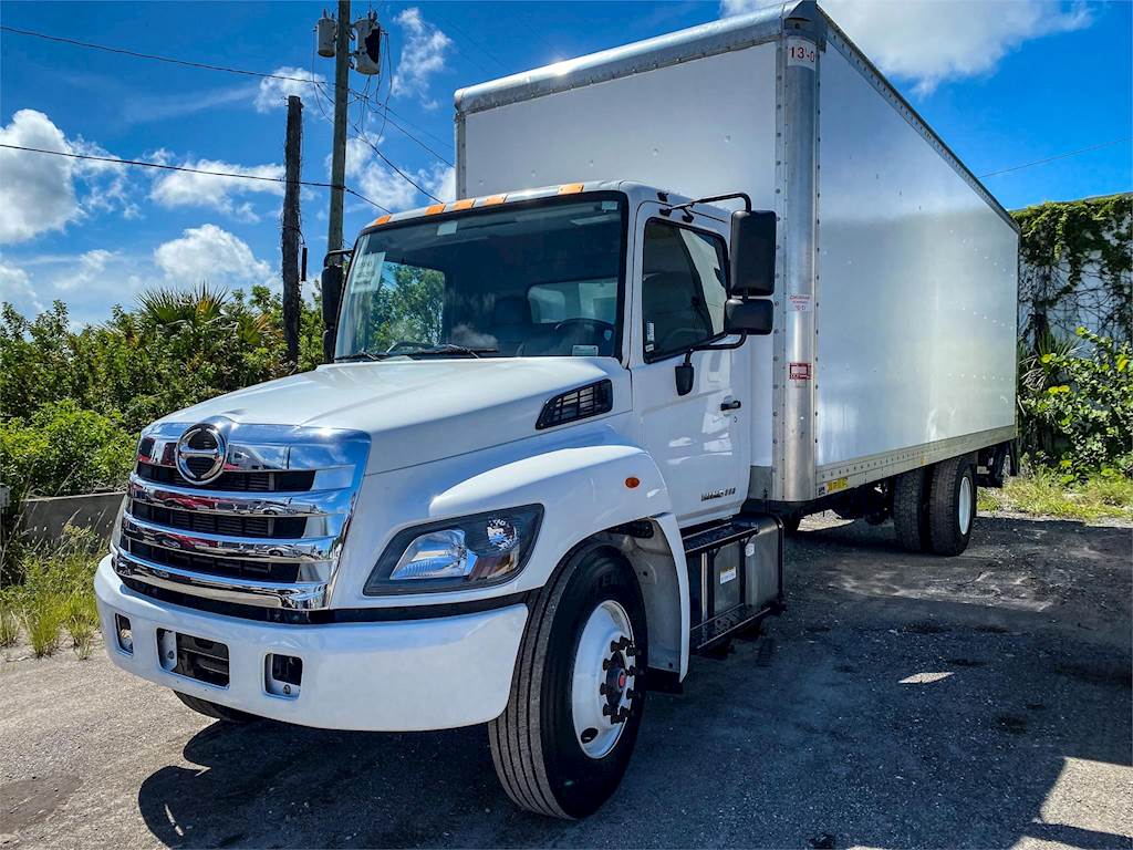 2017 Hino 268A 26 ft Box Truck - 220HP, 6 Speed Automatic, Roll up Door