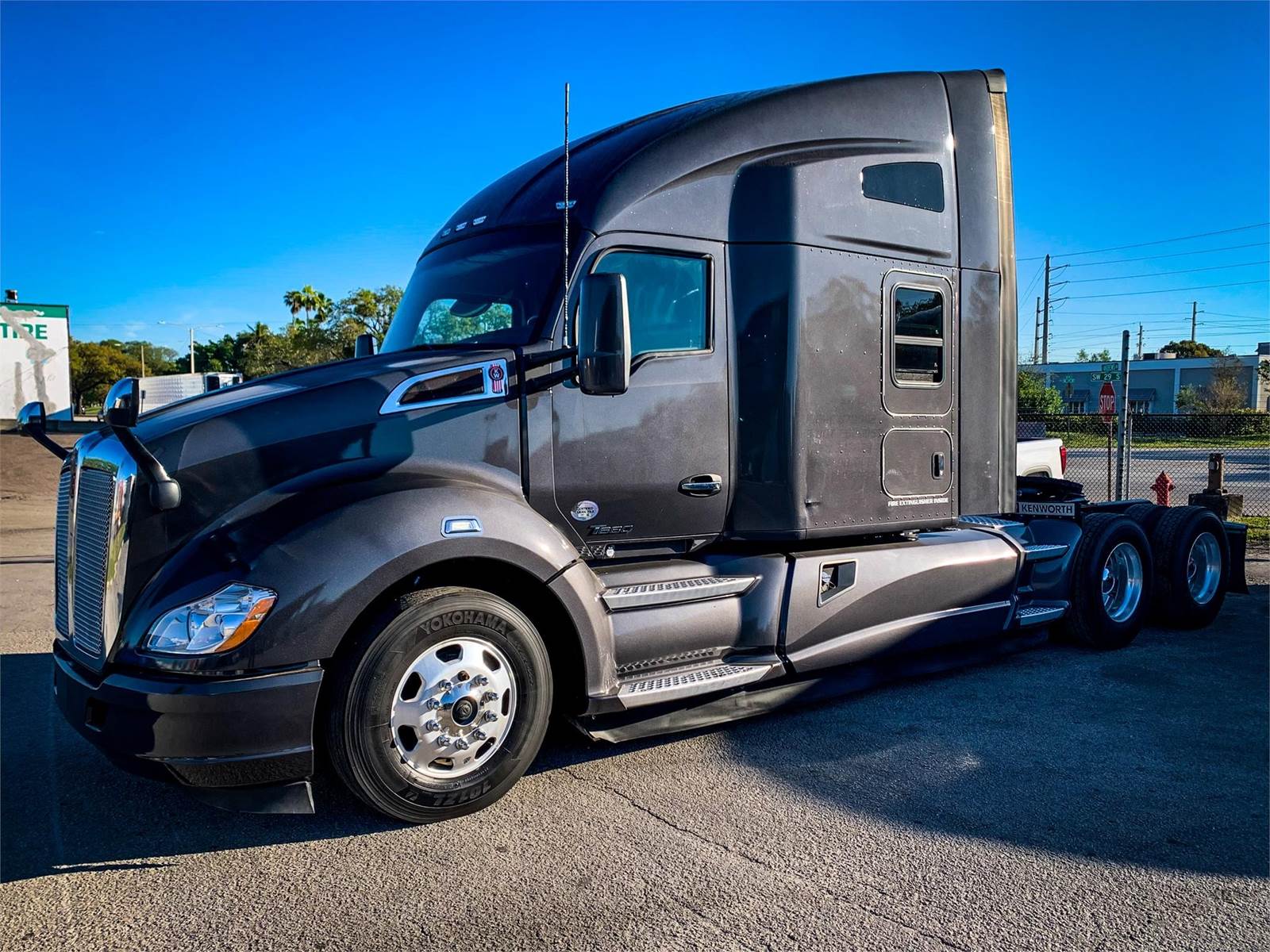 2020 Kenworth T680 Sleeper Semi Truck 76" Raised Roof Sleeper, Cummins 500HP, 12 Speed