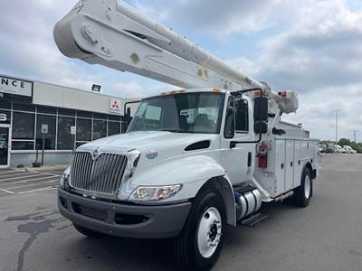 Altec AA55 Boom / Bucket Truck - 6 Spd